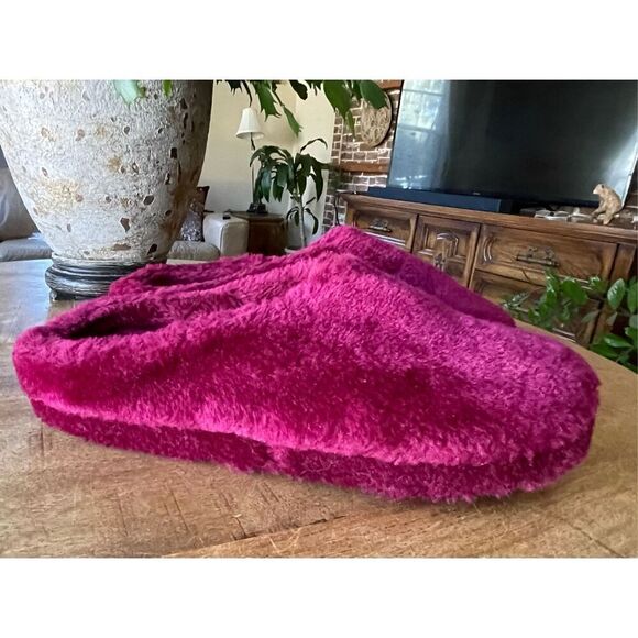 NWOT DEARFOAMS Women's Fuzzy Clog Slipper - Picture 1 of 6